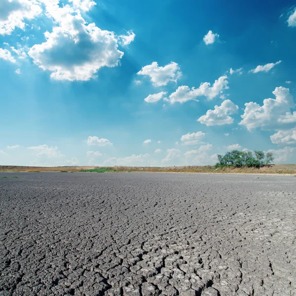 Deserto e nuvole nel cielo blu — Foto Stock