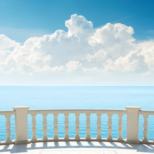 Облачное небо над морем и балкон — стоковое фото