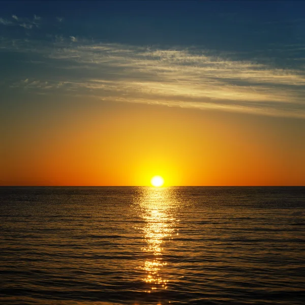 Agua oscura y sol sobre ella — Foto de Stock