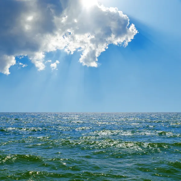 Облако в голубом небе над морем — стоковое фото