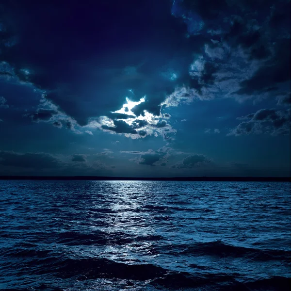 Lumière de lune sur l'eau sombre dans la nuit — Photo