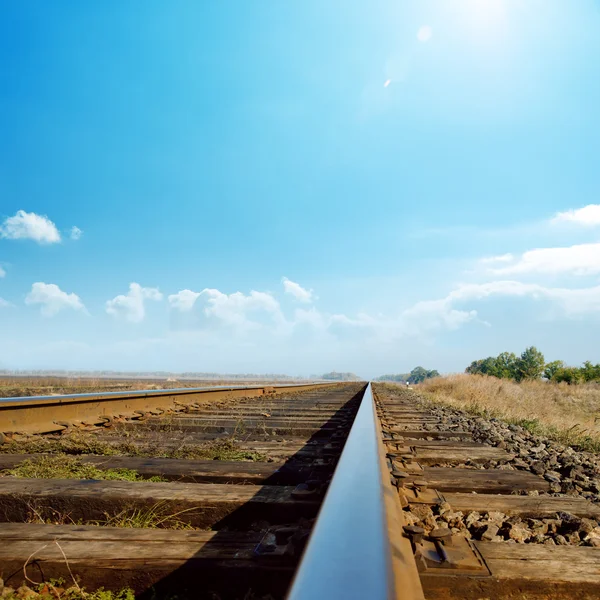 Heiße Sonne am blauen Himmel über der alten Eisenbahn — Stockfoto