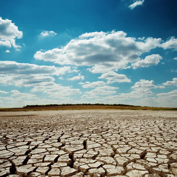 Tierra de sequía bajo cielo dramático — Foto de Stock