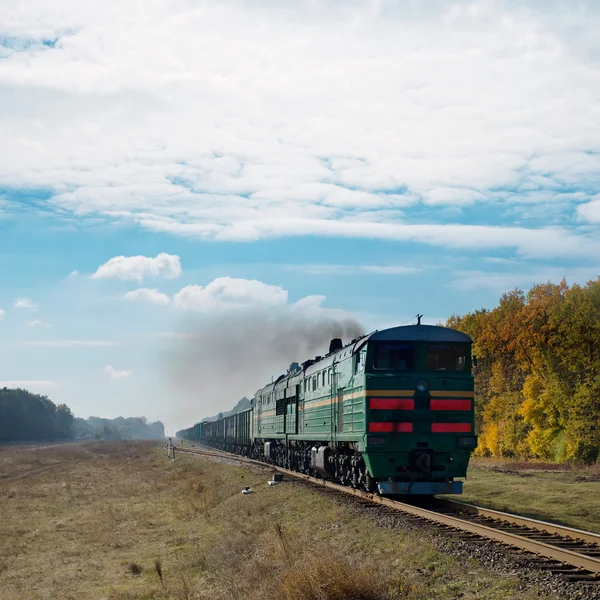 Viejo tren y humo sobre él — Foto de Stock