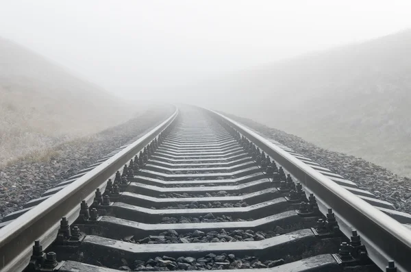 Spoorweg in de mist — Stockfoto