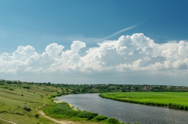 bulutlu gökyüzü altında Nehri