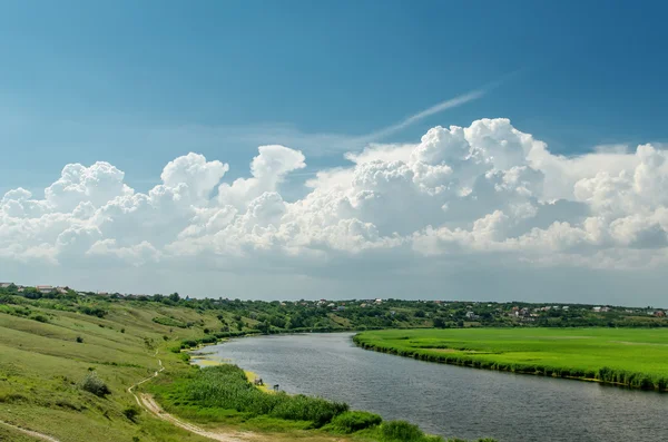 Floden under molnig himmel — Stockfoto