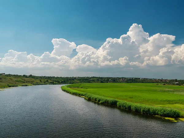 Białe chmury nad rzeką — Zdjęcie stockowe