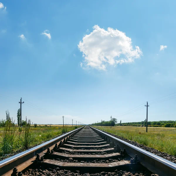 Wolken am blauen Himmel über der Eisenbahn — Stockfoto