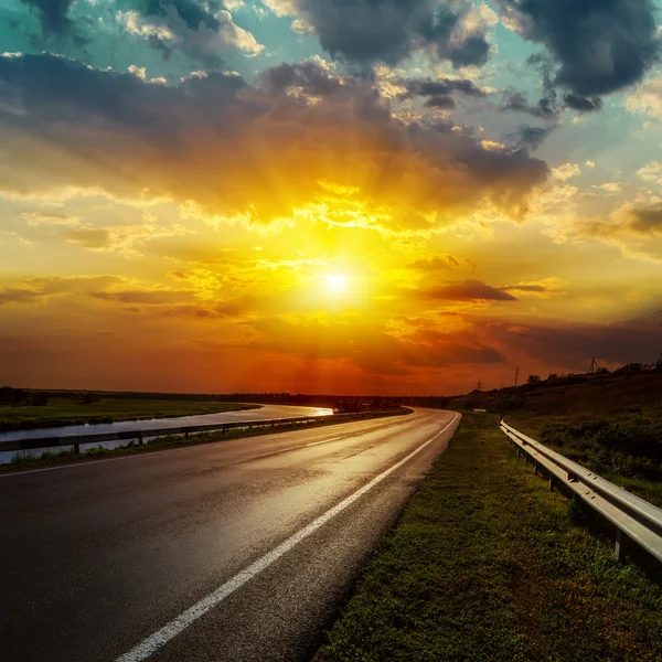 Asfalt yol üzerinde dramatik günbatımı — Stok fotoğraf