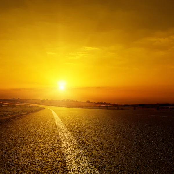 Gouden zonsondergang over asfaltweg — Stockfoto