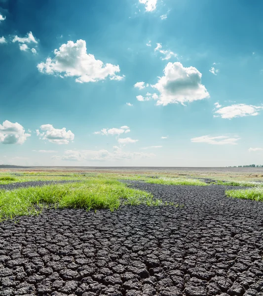 Dramatische blauwe hemel met wolken boven woestijn — Stockfoto