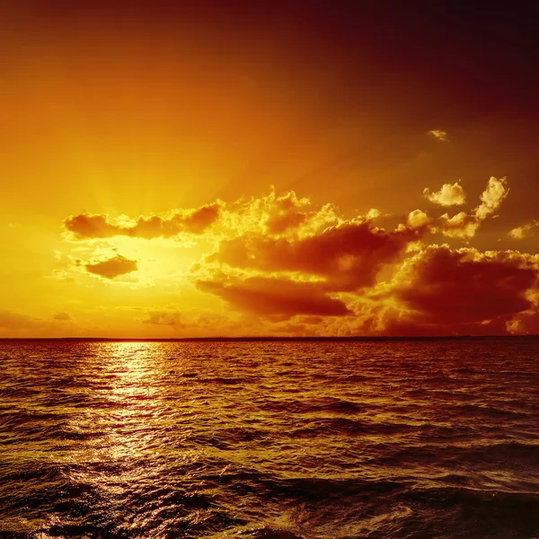Oranje zonsondergang over water — Stockfoto