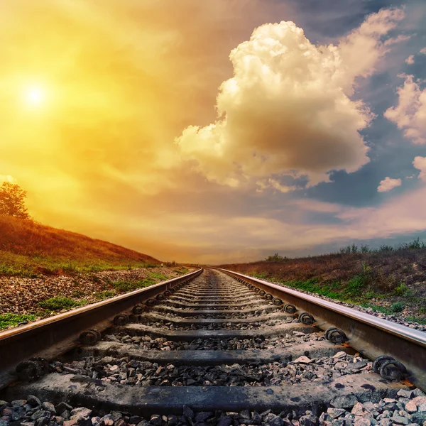 Fantástico pôr do sol sobre a estrada de ferro para o horizonte — Fotografia de Stock