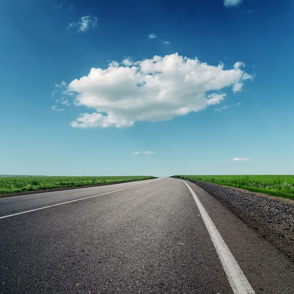 Uma grande nuvem e asfalto estrada — Fotografia de Stock