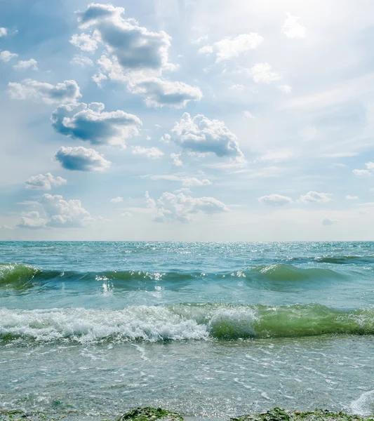 Bouřlivé moře a zamračená obloha — Stock fotografie