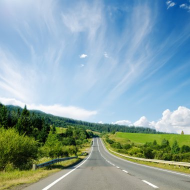 dağ ve mavi gökyüzü ufukta asfalt yol