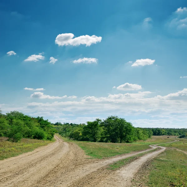 Deux routes rurales sous un ciel nuageux — Photo