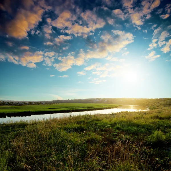 Річка і захід сонця над нею — стокове фото