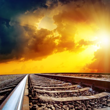Demiryolu üzerinde bulutlu gün batımı