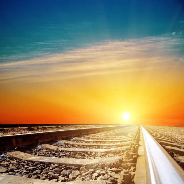 Buen atardecer sobre el primer plano del ferrocarril — Foto de Stock