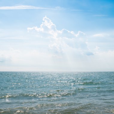 deniz üzerinde bulutlu gökyüzü
