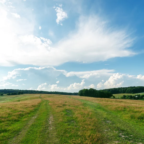Zielony krajobraz i chmury nad nim — Zdjęcie stockowe