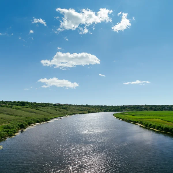 反射と青い空に浮かぶ雲川 — ストック写真