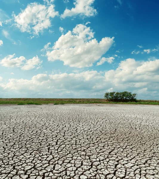 Rissige Wüste unter niedrigen Wolken — Stockfoto