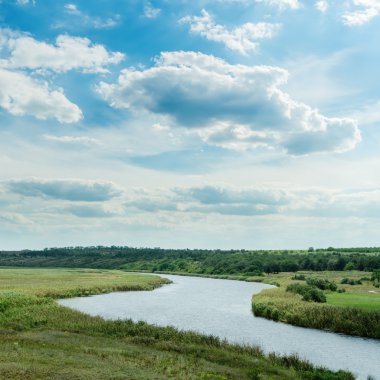 nehir üzerinde dramatik bulutlar