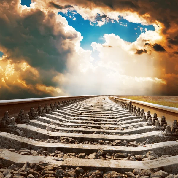 Драматическое небо над железной дорогой — стоковое фото