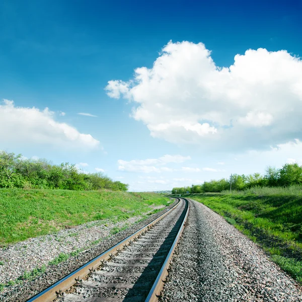 Nubes blancas sobre el ferrocarril —  Fotos de Stock