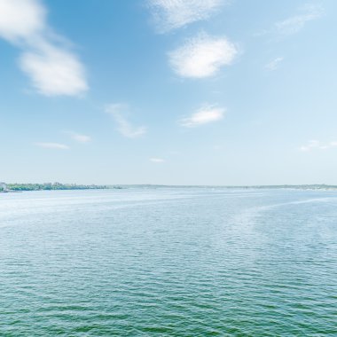 mavi nehir ve ele beyaz bulutlar gökyüzü