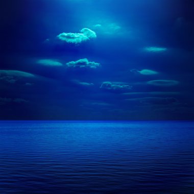 Deniz üzerine koyu mavi Ayışığı