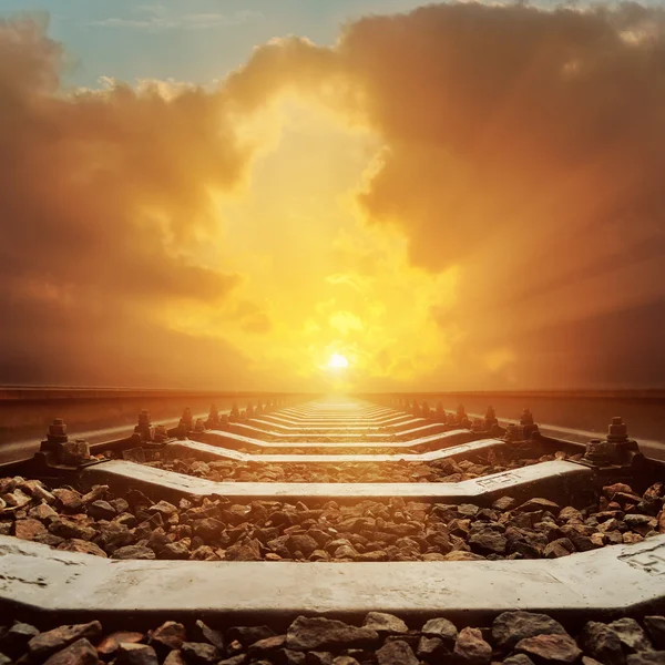 Puesta de sol en el cielo dramático sobre el ferrocarril — Foto de Stock