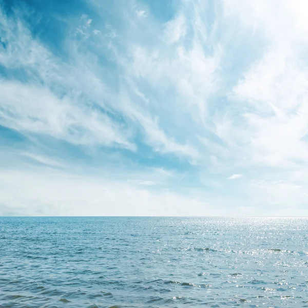 Mer bleue et ciel nuageux au-dessus — Photo