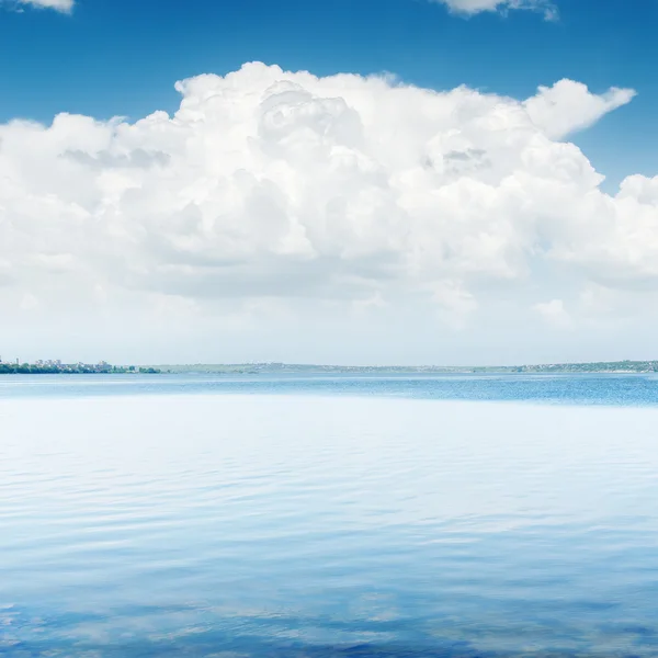 White clouds over blue water — Stock Photo, Image