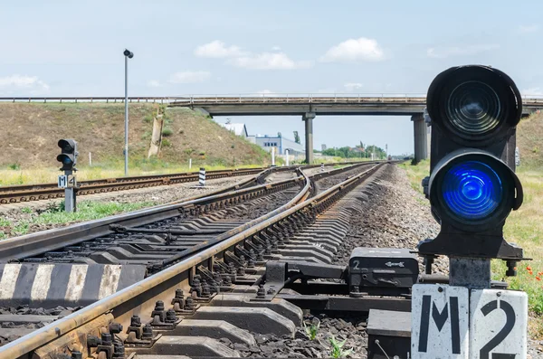 Semáforo azul y cruce ferroviario —  Fotos de Stock