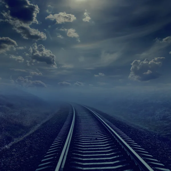 Demiryolu gecede ufuk sisin içinde için. bulutlu gökyüzü ek iş — Stok fotoğraf