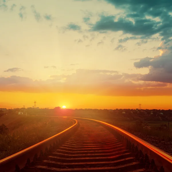 Bom pôr-do-sol laranja sobre a ferrovia para o horizonte — Fotografia de Stock