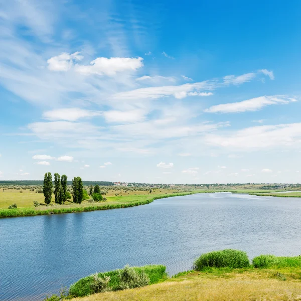 Vista para a paisagem com rio e nuvens no céu azul — Fotografia de Stock