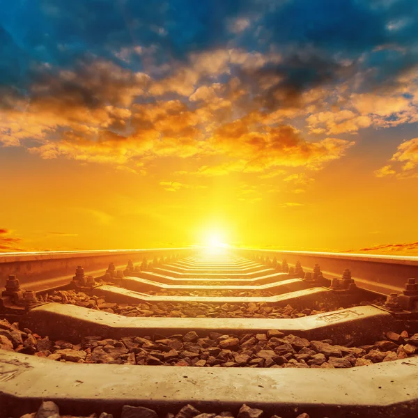 鉄道夕日の美しいオレンジ色をクローズ アップ — ストック写真