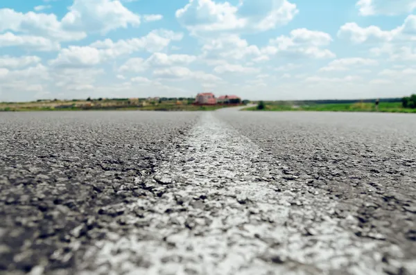 Línea blanca en camino de asfalto de cerca — Foto de Stock