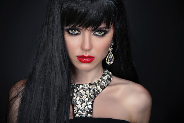 Красивая Брюнетка с красными губами. Здоровый длинные волосы изолировать
