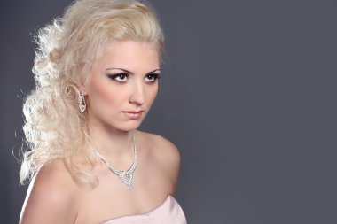 portre sarışın saç stili ile güzel kadın modeli