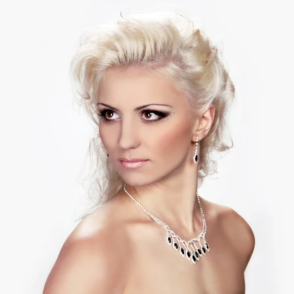 Porträt der schönen blonden weiblichen Modell auf weißem Hintergrund — Stockfoto