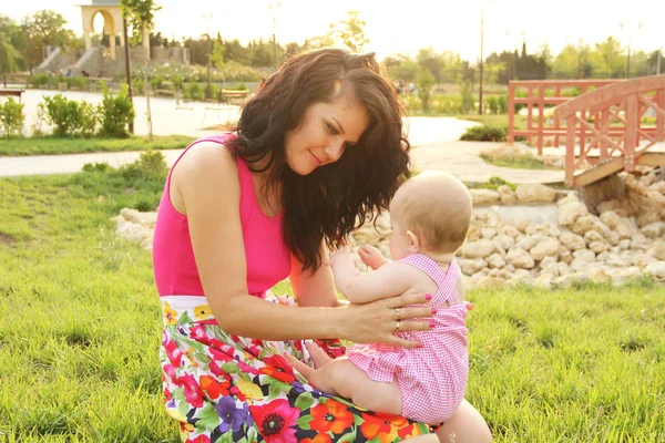 Glückliche Mutter und Baby spielen auf dem Feld, im Freien — Stockfoto