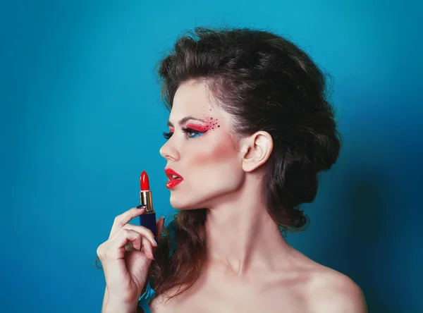 Retrato de modelo femenino hermoso con lápiz labial rojo sobre azul — Foto de Stock