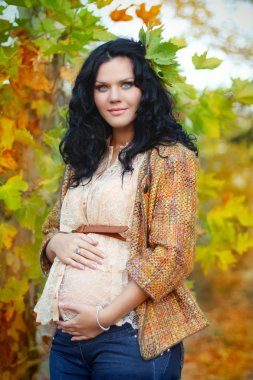 sonbaharın genç güzel bir hamile kadın