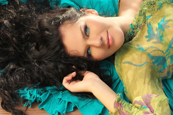 Retrato de una hermosa joven sonriente, morena —  Fotos de Stock